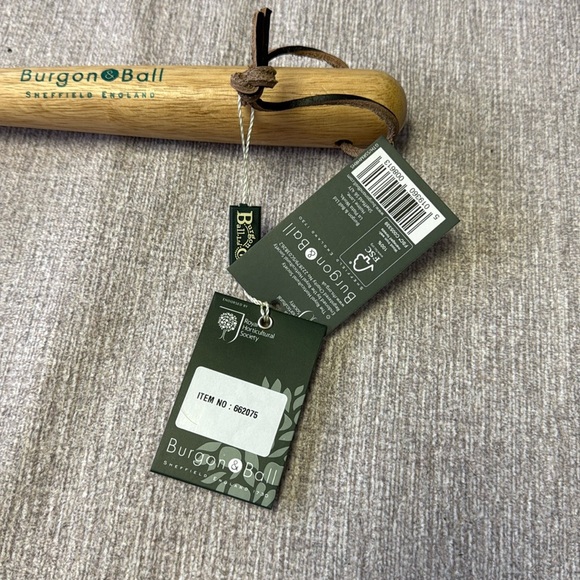 - Burgon & Ball Mid Handled Shrub Rake - Picture 3 of 4